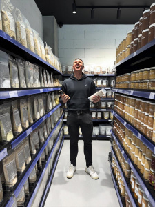 Matěj při skenování potravin v supermarketu Matěj při skenování potravin v supermarketu