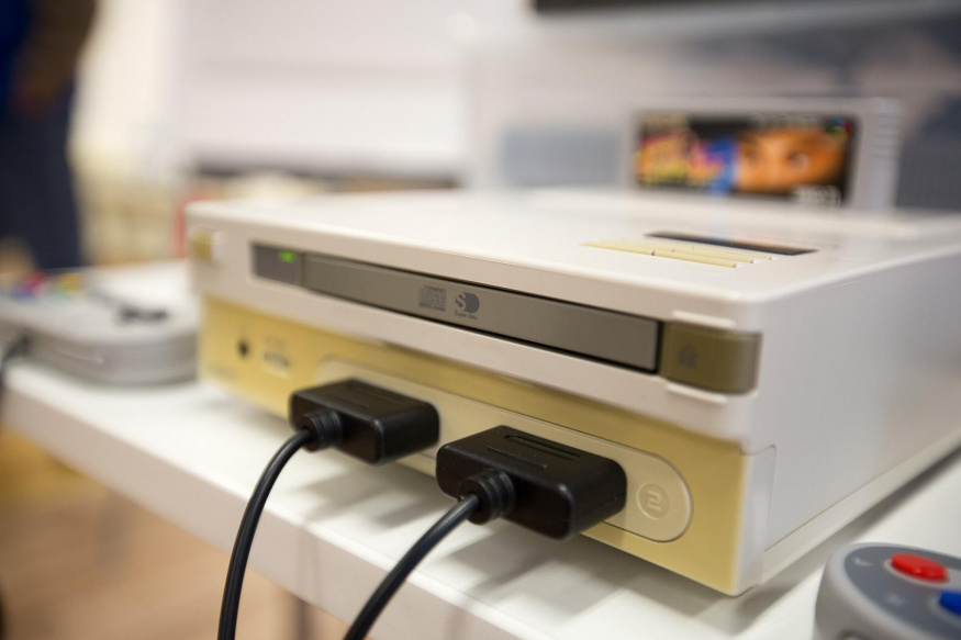 Dochovaný prototyp Nintendo PlayStation Dochovaný prototyp konzole Nintendo PlayStation s CD mechanikou a slotem pro cartridge