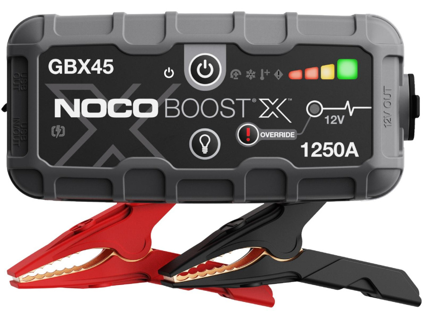 NOCO Boost X GBX45 se startovacími svorkami Startovací zdroj NOCO Boost X GBX45 s červenou a černou svorkou