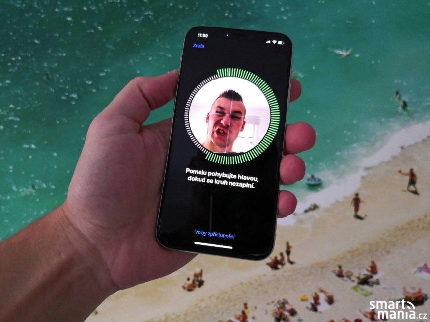 iPhone X v ruce při snímání obličeje pro nastavení Face ID iPhone X v ruce při snímání obličeje pro nastavení Face ID