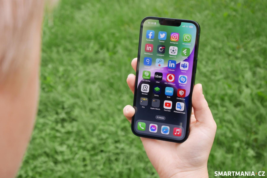Černý iPhone 14 s rozsvícenou domovskou obrazovkou v ruce Černý iPhone 14 s rozsvícenou domovskou obrazovkou v ruce