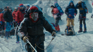 Horolezci překonávají ledovou trhlinu ve filmu Everest