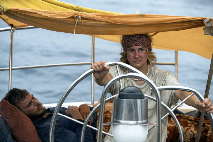 Než přišla bouře: na jachtě Shailene Woodley za kormidlem jachty a Sam Claflin ležící vedle ní