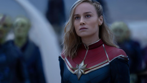 Brie Larson jako Kapitánka Marvel v červeném a modrém kostýmu