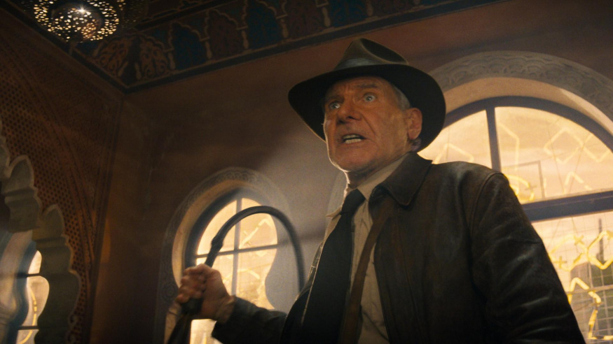 Indiana Jones s bičem Harrison Ford jako Indiana Jones v klobouku a kožené bundě drží bič