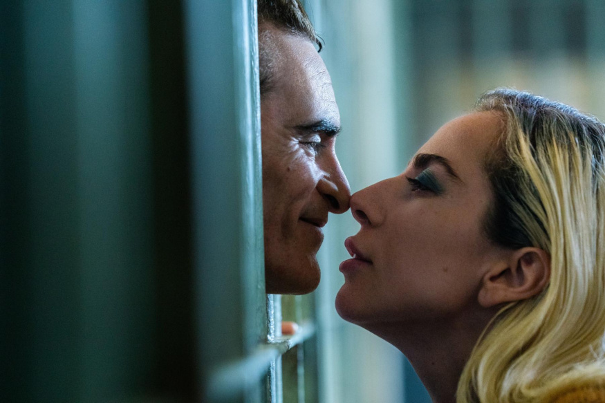 Arthur a Lee ve filmu Joker: Folie à Deux Joaquin Phoenix jako Arthur Fleck a Lady Gaga jako Lee se k sobě přibližují přes mříž