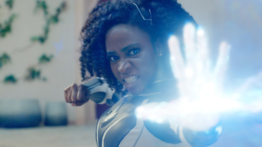 Monica Rambeau ve filmu Marvels Teyonah Parris jako Monica Rambeau vysílá před sebe zářící energii