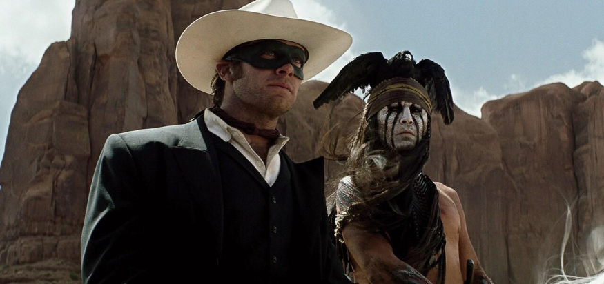 Tonto a Osamělý jezdec Armie Hammer jako Osamělý jezdec a Johnny Depp jako Tonto před skalami v poušti
