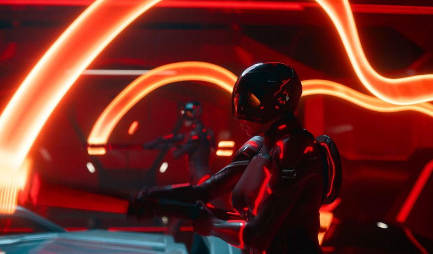 Světelné kulisy Tronu: Ares Postavy v černých oblecích s červenými světelnými liniemi v zářícím prostoru filmu Tron: Ares