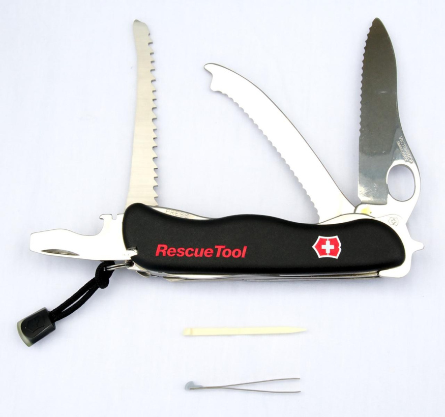 Victorinox RescueTool s rozevřenými nástroji Černý Victorinox RescueTool s rozevřenou čepelí, řezačem pásů a pilkou