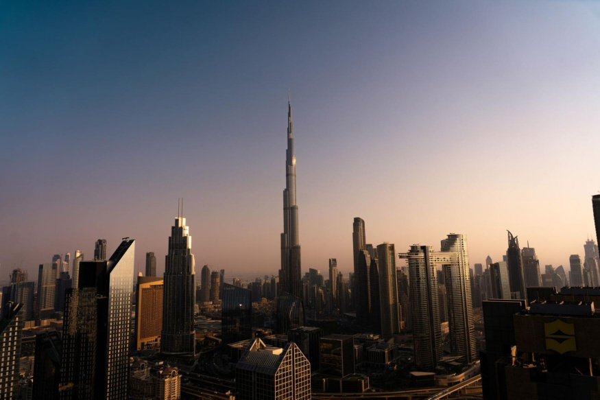 Na stavbě 828 metrů vysokého mrakodrapu Burj Khalifa se podílel také Samsung C&T Burj Khalifa nad okolními dubajskými mrakodrapy ve zlatém večerním světle