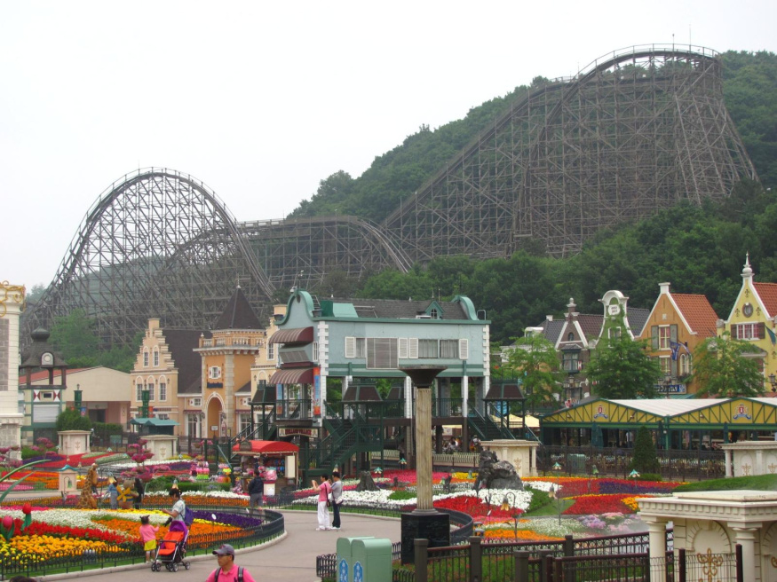 Samsung provozuje také zábavní park Everland, jehož součástí je horská dráha T Express na archivním snímku z roku 2011 Dřevěná konstrukce horské dráhy T Express nad zahradami a návštěvníky Everlandu