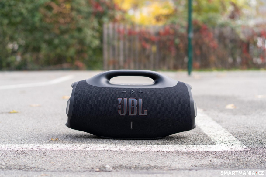 Přes společnost Harman patří Samsungu také JBL, výrobce reproduktoru Boombox 4 Černý přenosný reproduktor JBL Boombox 4 s madlem na venkovním hřišti
