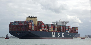 Kontejnerová loď MSC Gülsün doprovázená remorkéry v přístavu Rotterdam