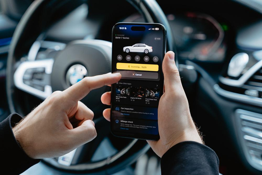 OBDeleven 3 umožňuje v telefonu číst chybové kódy i sledovat živá data z vozu Telefon s aplikací OBDeleven při diagnostice vozu
