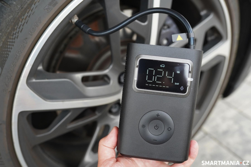Xiaomi Air Compressor 2 Pro se po dosažení nastaveného tlaku automaticky zastaví Xiaomi Compressor 2 Pro při dofukování pneumatiky