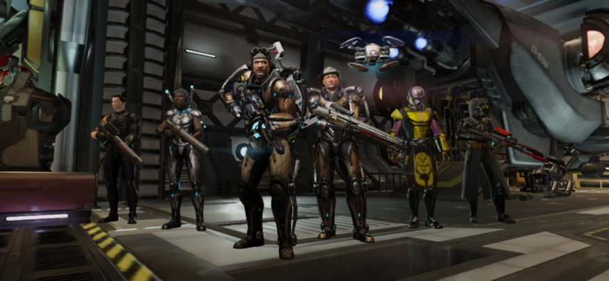 Družstvo v mobilním XCOM 2 Collection Šest ozbrojených členů družstva v hangáru na screenshotu mobilního XCOM 2 Collection